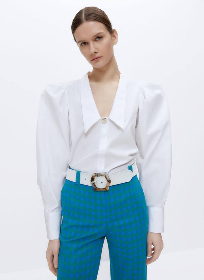 Camisa de popelín de manga larga, de Uterqüe (69 €).