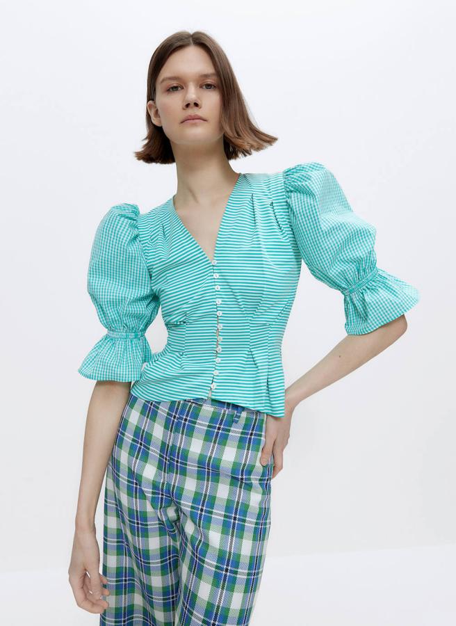 Camisa de popelín con estampado de cuadros y hombros abullonados, de Uterqüe (69 €).