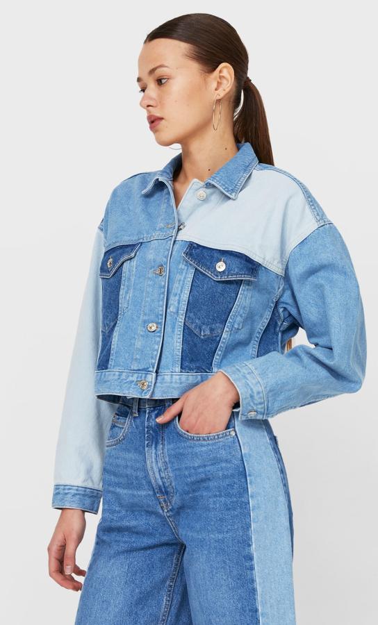 Con detalles patchwork en diferentes tonos denim, esta cazadora oversize con bolsillos y cierre delantero con botones metálicos tiene un precio de 35,99 euros.