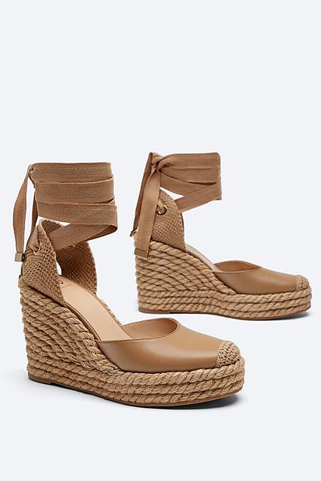 En color cuero y con piel de vacuno y yute de gran calidad, esta cuña está disponible desde la talla 35 a la 41