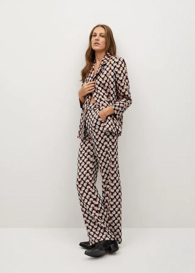 Pantalón con diseño acampanado y largo y cierre de cremallera. Precio acual: 29,99 euros.