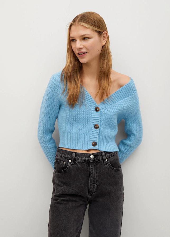 Chaqueta de punto con diseño recto y crop, cuello de pico y manga larga. Precio actual: 19,99 euros.