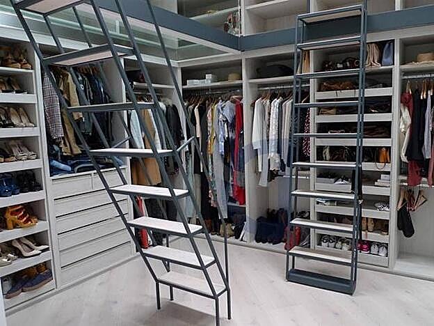 La parte de abajo del enorme vestidor realizado en dos alturas distintas y que se conecta con el cuarto de baño del dormitorio principal.