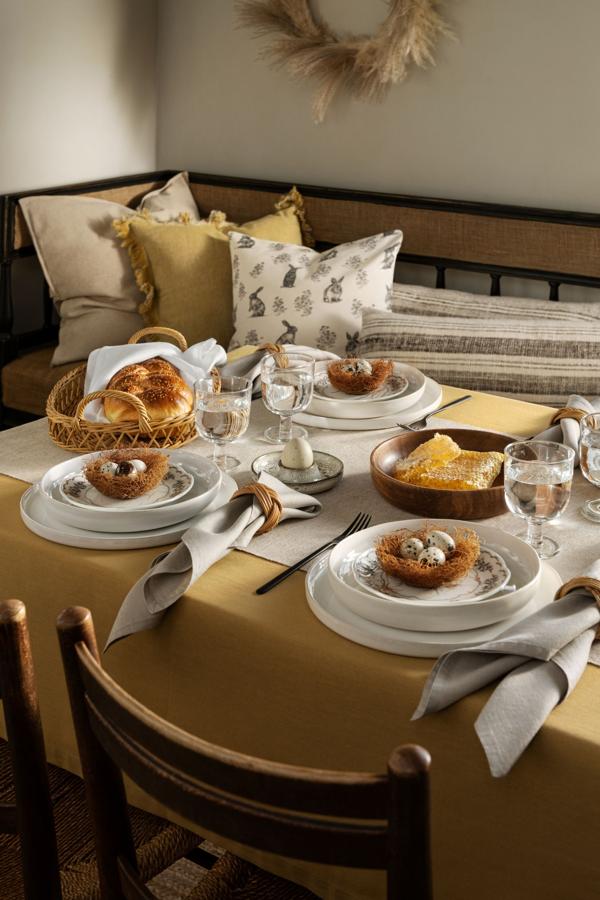 De terciopelo amarillo, con motivos de Pascua, lisos, de rayas... los diferentes modelos de fundas de cojines de esta estancia cuestan 14.99 euros en H&M Home.