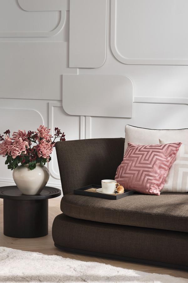 Este cojín de terciopelo rosa cuesta 14.99 euros en H&M Home.