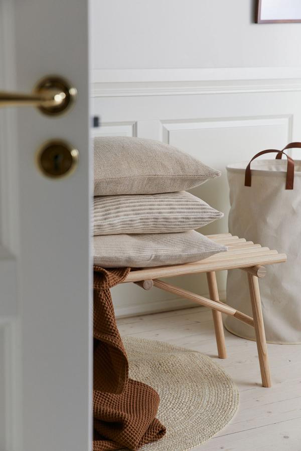 Este pack de tres fundas de cojines en tejido rústico y color natural cuesta 19.99 euros en H&M Home.