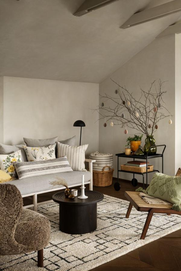 Cada una de las fundas de los cojines de flores y rayas cuesta 7.99 euros en H&M Home. El cojín verde con borlones, cuesta 19.99 euros.