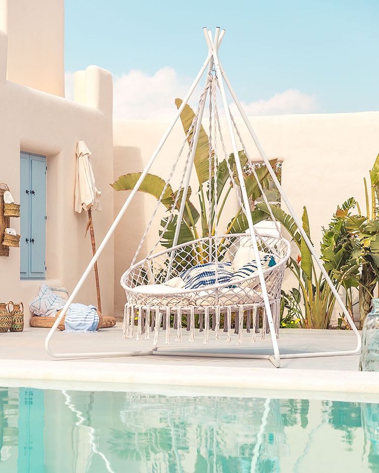 Reconócelo, te imaginas muchas siestas en esta cama exterior que nos proponen desde Sklum. Si tienes suerte de tener espacio en el jardín, ni lo dudes...