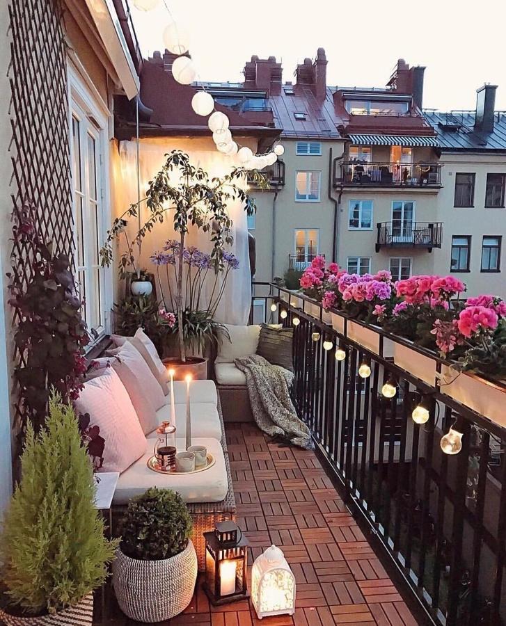 Eso sí, no necesitamos grandes jardines para disfrutar al aire libre... En Westwing nos inspiran con esta terraza en la que la madera, las flores naturales y la luz indirecta son las protagonistas de un espacio íntimo y llena de estilo.