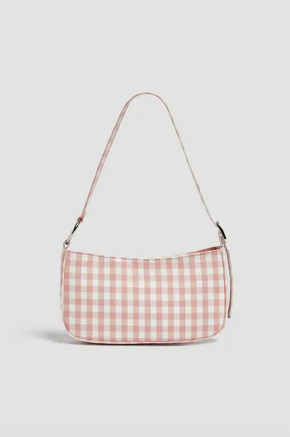 Disponible en rosa pastel y en negro, este bolso de hombro solo se puede comprar en la tienda online de Pull & Bear y viene con detalle de arandela metalizada y hebilla ajustable en el asa. Tiene un precio de 12,99 euros.