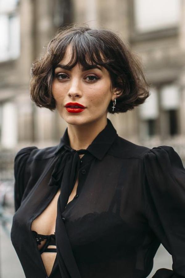 "Este bob francés nos trae a una mujer sofisticada, moderna, pero a la que le van los cortes sin complicaciones y grandes resultados. Se lleva justo por encima de la barbilla, rozando los labios, y con diferentes texturas, desde unas ondas suaves a muy liso, aunque el estilo que más le va a su espíritu es el effortless, sin esfuerzo, con el efecto que deja el secado al aire. Si buscas un acabado más sensual, peínalo hacia un lado, si pretendes un look de vanguardia, con la raya en medio y si te apetece, añádele un flequillo que te quede bien, recto y denso o corto como el baby bang", aconseja M.ª José Llata de Peluquería Llata Carrera.