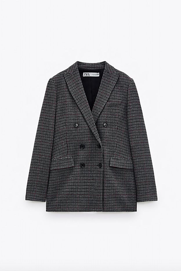 Blazer en tono gris con estampado de cuadros de Zara.