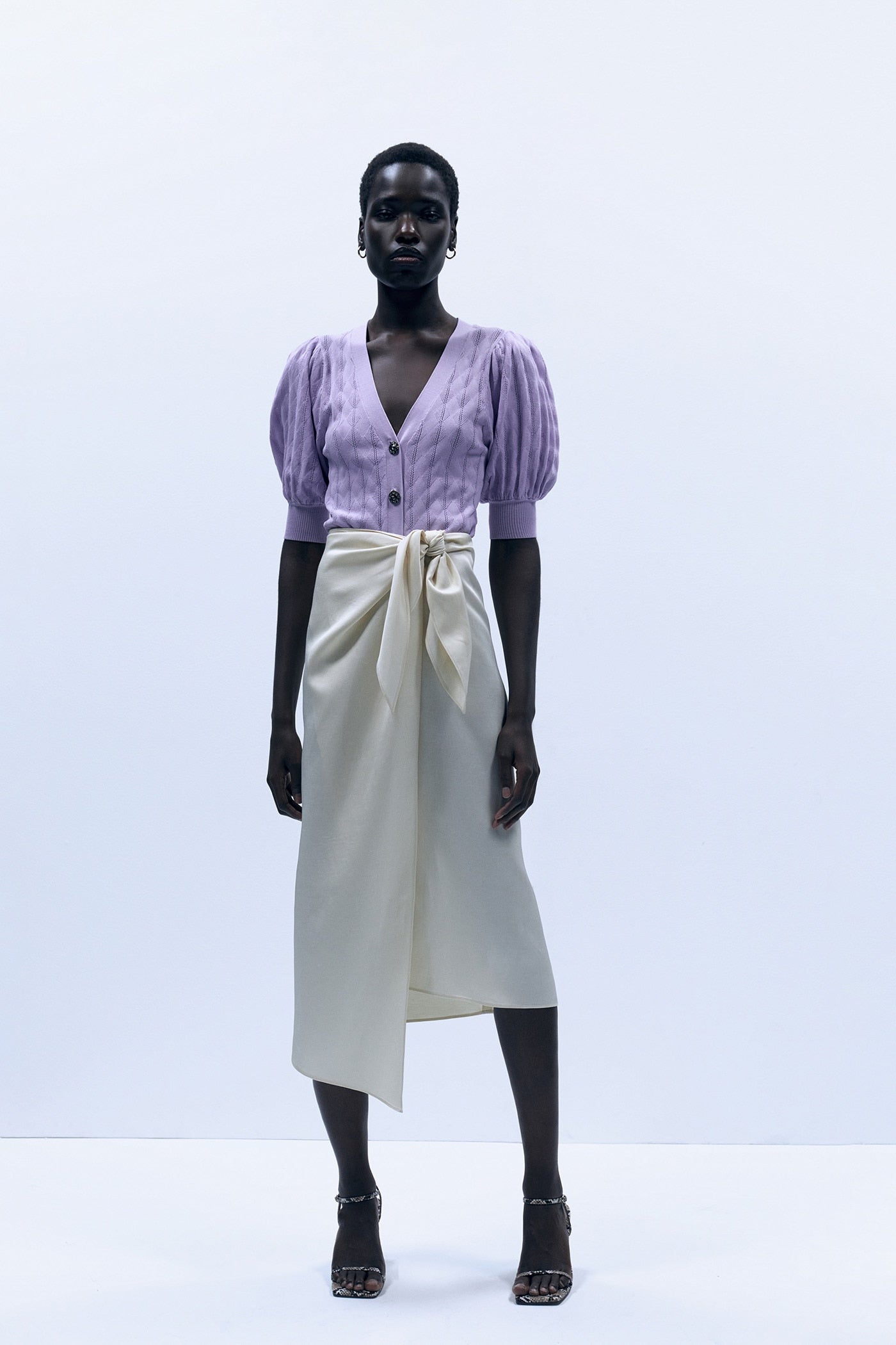 Una de las faldas blancas que mejor sientan son las cruzadas de diseño tipo pareo. ¡Nos encanta! 39,99 euros en Sfera.