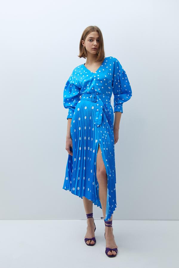 Cuerpo con mangas abullonadas y falda midi plisadas con apertura, todo de Sfera.