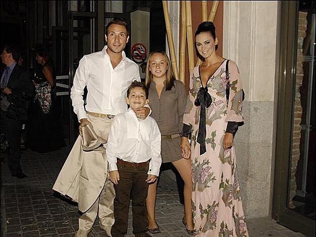 Olga Moreno y Antonio David Flores posan en una imagen de archivo con los hijos que tuvo con su ex, Rocío Carrasco.