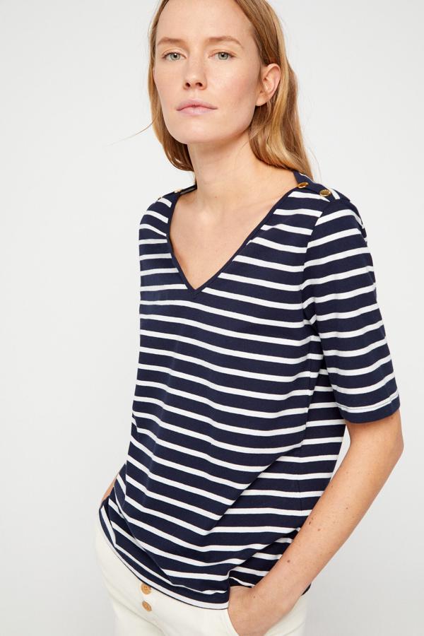 Una  camiseta de rayas navy  (Cortefiel, 9.99 euros)
