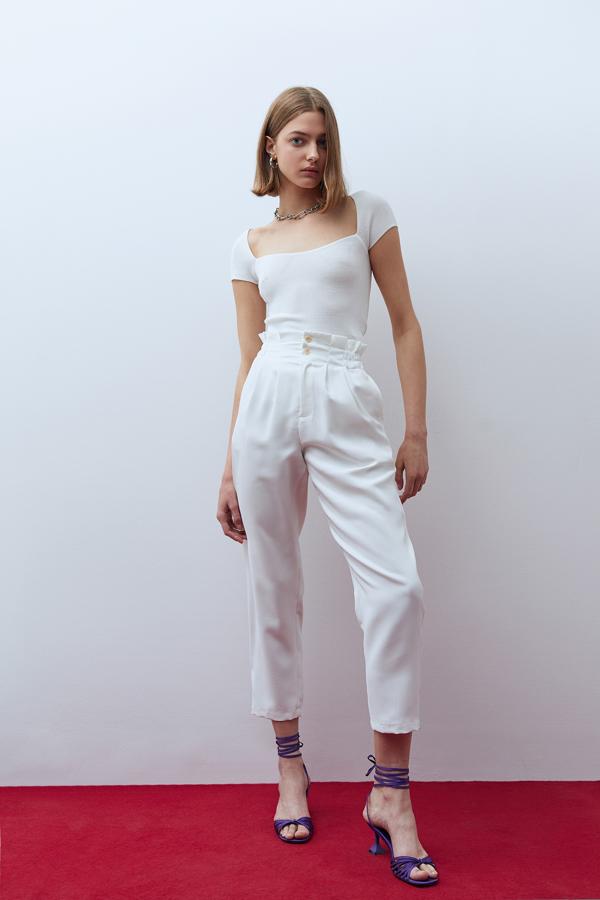 Unnos pantalones blancos que marquen cintura (Sfera, 34.95 euros).