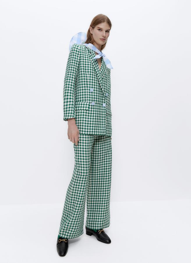 Un traje especial, como  este de cuadros vichy  Uterqüe, 159 euros la chaqueta y 89 el pantalón).
