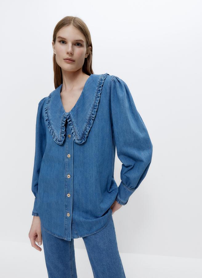 Blusa vaquera de manga larga con cuellos XL y detalles de volantes, de Uterqüe (79 €).