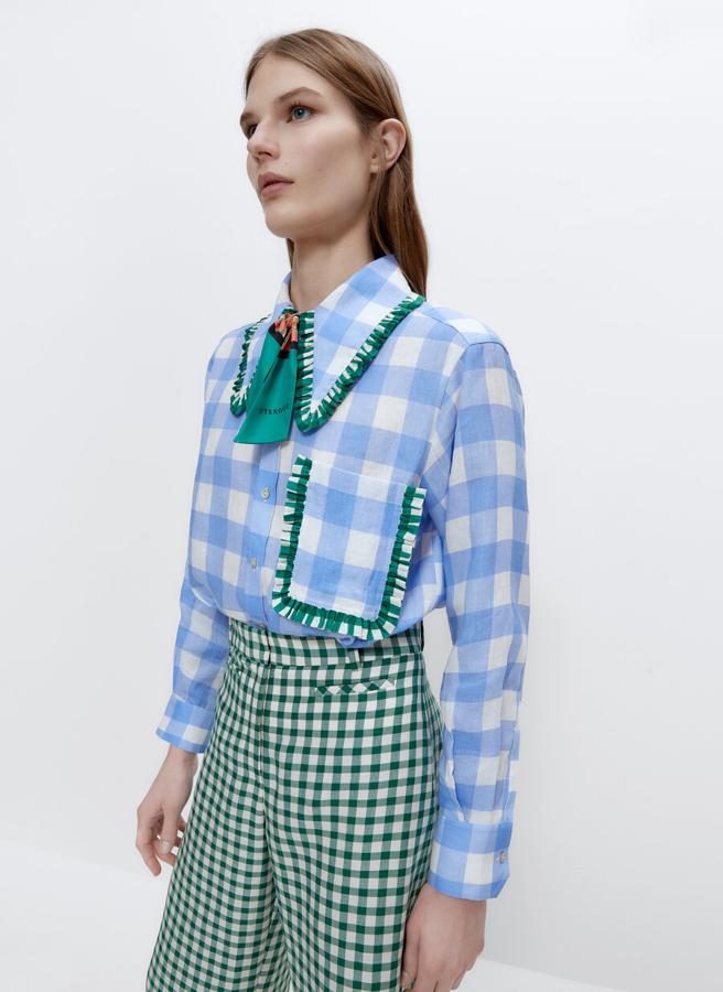 Camisa de lino con estampado de cuadros y solapas con detalles de microvolantes, de Uterqüe (69 €).