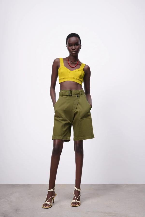 Bermuda cargo en verde caqui de tiro alto (39,95 euros).