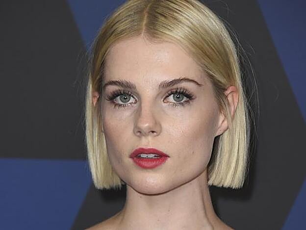 La actriz Lucy Boynton con un blunt bob liso.
