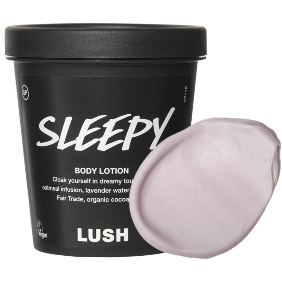 Hidratante corporal Sleepy de Lush es una relajante loción corporal de lavanda. La glicerina, la manteca de cacao y el aceite de almendras trabajan juntos para hidratar tu piel, mientras que la lavanda y el tonka dejan a su paso un olor muy dulce (20,95 euros).