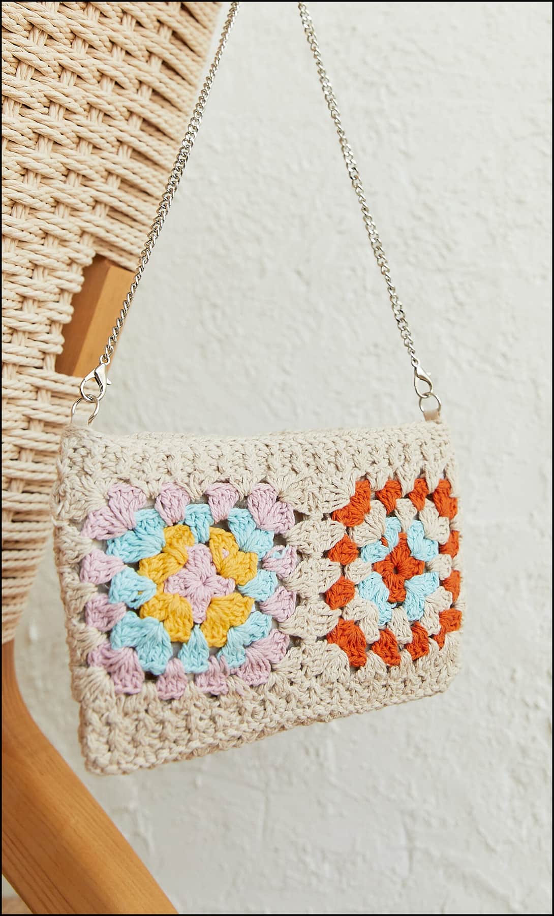 Bandolera mini con tejido crochet estampado, el accesorio ideal para la primavera/verano. En Stradivarius por 12,99 euros.
