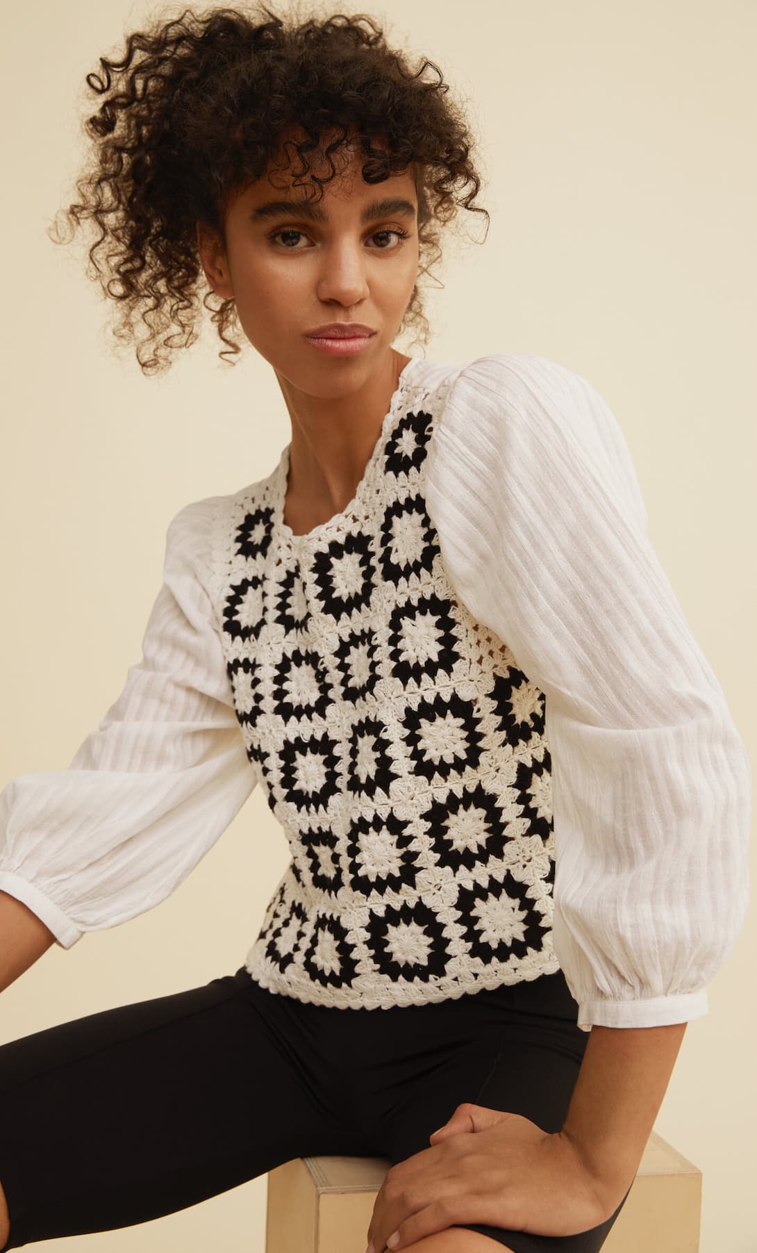 El crochet también se suma a la elegancia con esta blusa blanca con el cuerpo bordado. Ideal para ir de la oficina a las terrazas. En la nueva colección de Stradivarius por 25,99 euros.