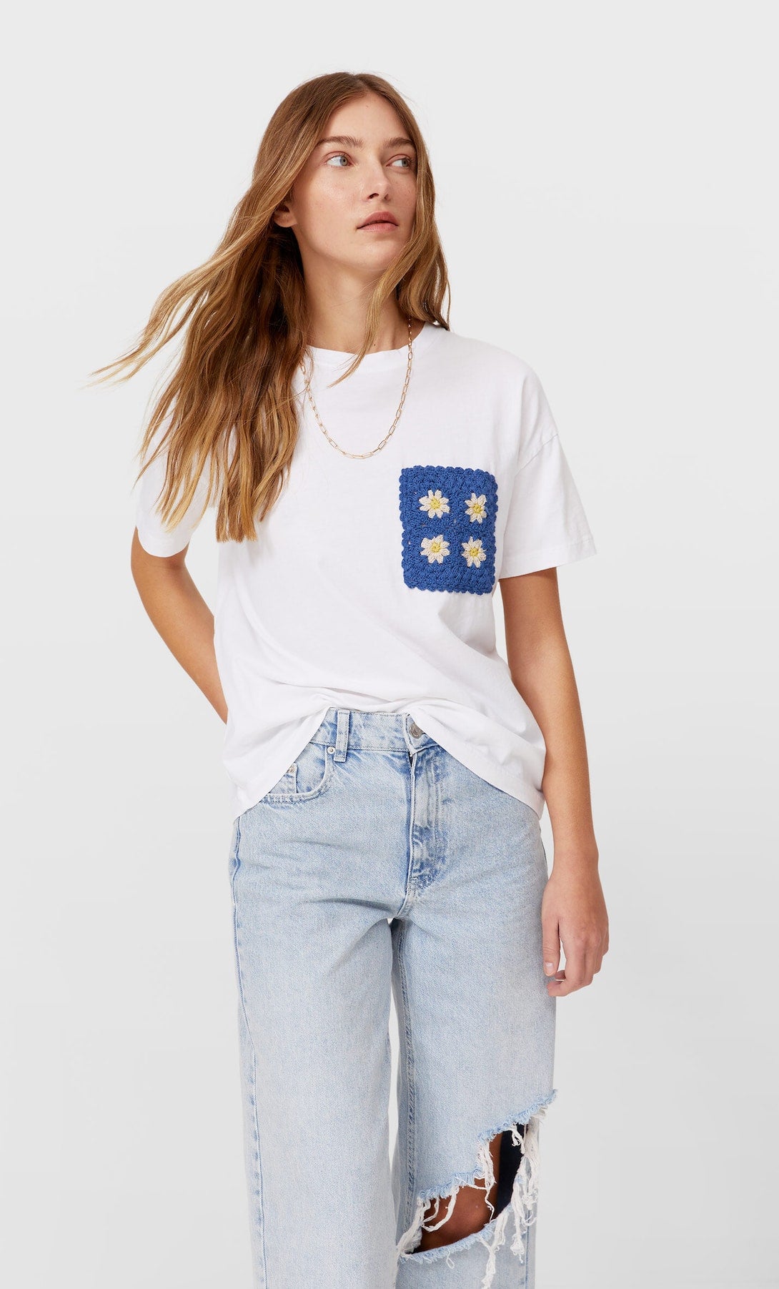 Para quienes prefieren apostar sobre seguro: camiseta básica blanca con bolsillo bordado de crochet. (12,99 euros).