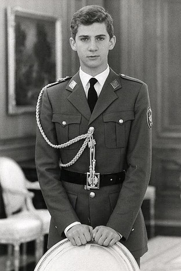 Además de haber cursado bachillerato, carrera universitaria y máster, Felipe VI tiene formación militar.