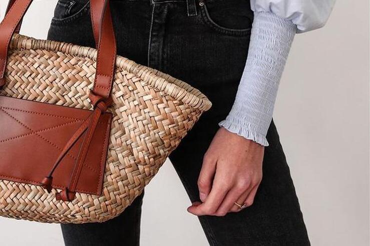 Fotos: El bolso más buscado de 2020 ha vuelto y puede ser tuyo por solo 20 euros (y tenemos un look para llevarlo todos los días de la semana)