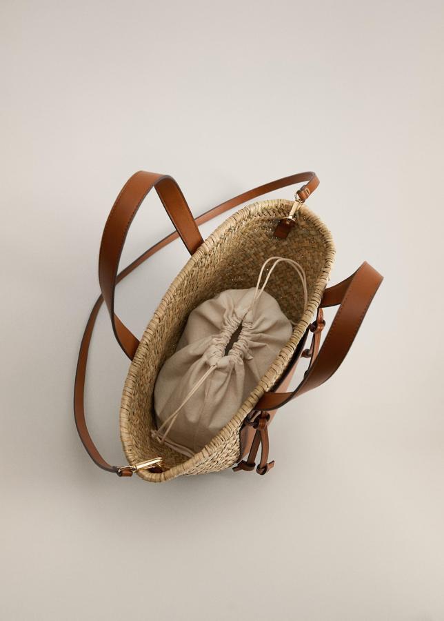 El bolso lleva una bolsa interior de tela para que quede cerrado. Mango Outlet (20,99 euros)