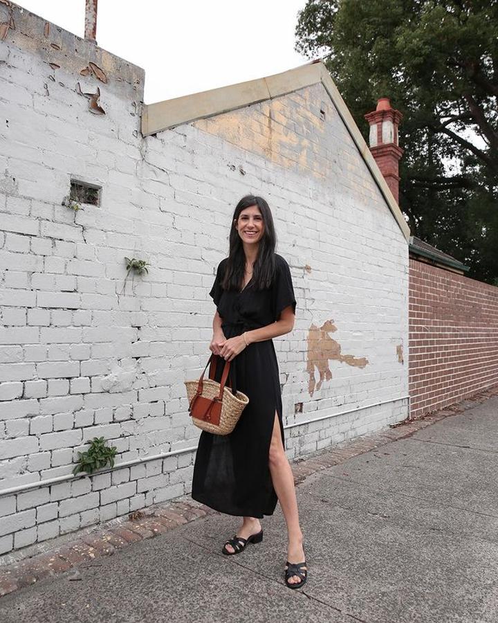 Llévalo con un total look black con vestido midi y sandalias planas.