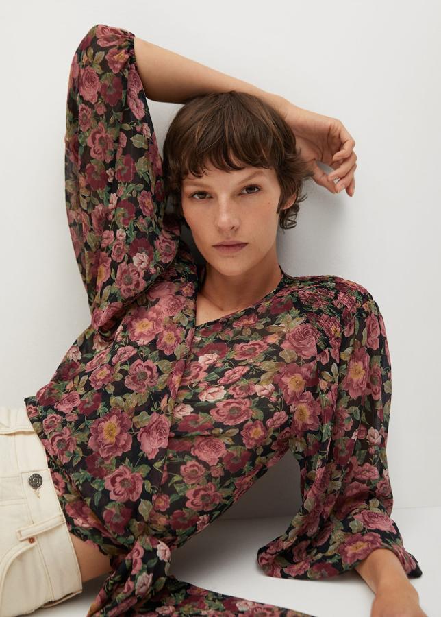 Blusa cruzada con flores en tonos rosas de la nueva colección de primavera de Mango (15,99 euros)