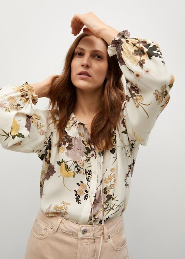Blusa en color crudo con flores multicolor de Mango (29,99 euros)