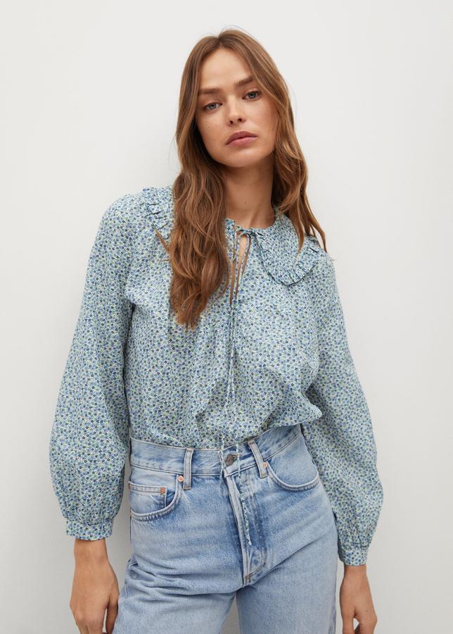 Blusa con estampado de flores en tonos azules y con cuello babydoll de Mango (29,99 euros)