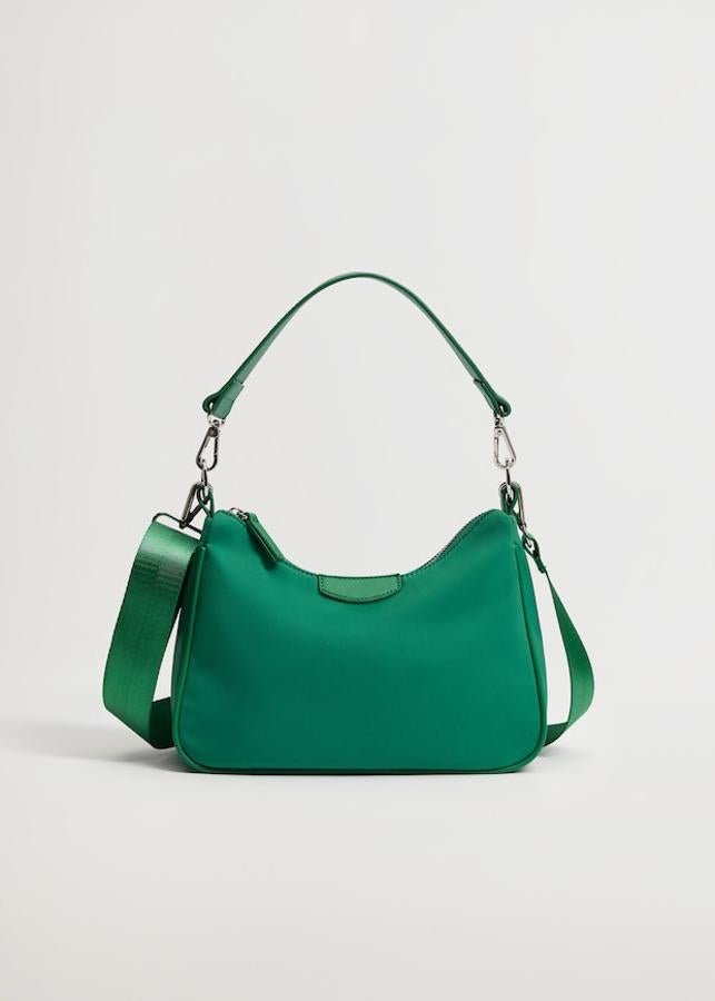 Bandolera de nylon con doble asa, de Mango (19,99 €).