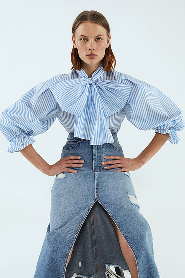 Blusa romántica de la nueva colección de Sfera con una lazada gigante.