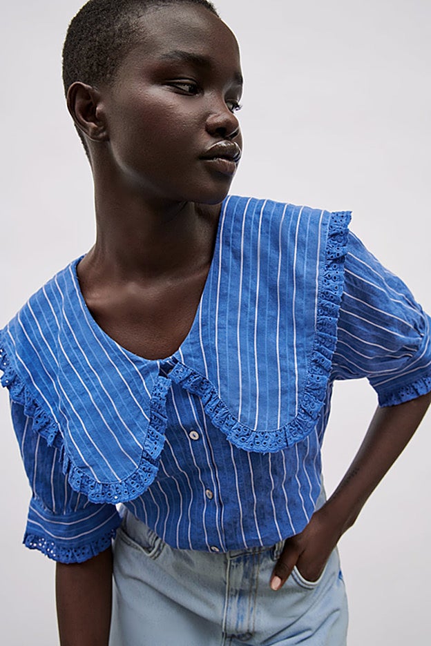 Camisa con un romántico cuello bebé de Zara.