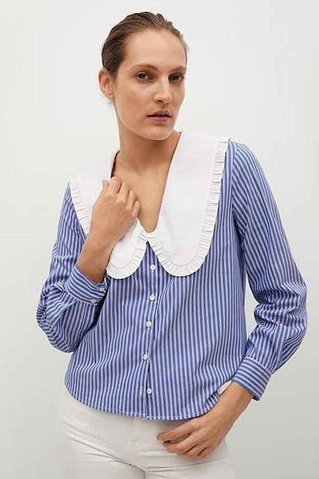 camisa azul de rayas blancas con un cuello bebé a contraste, de Mango.