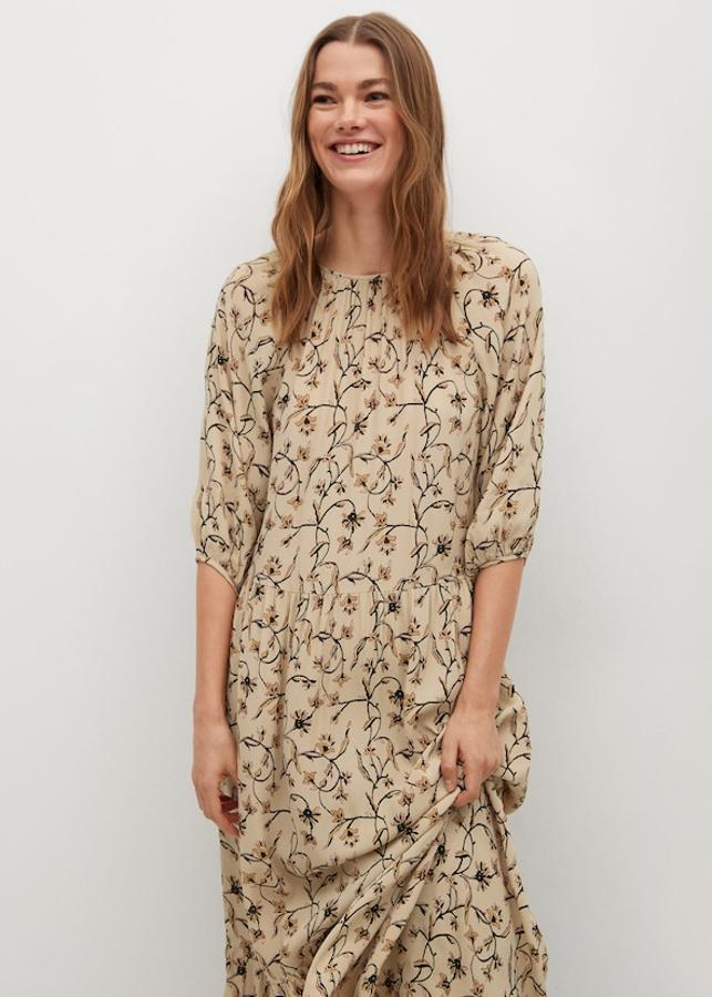 Vestido estampado con los románticos volantes de rigor y un 'print' de flores pequeñas maravilloso. Está en la nueva colección de Mango y está confeccionado en un tejido fluido perfecto para la primavera (49,99 euros).