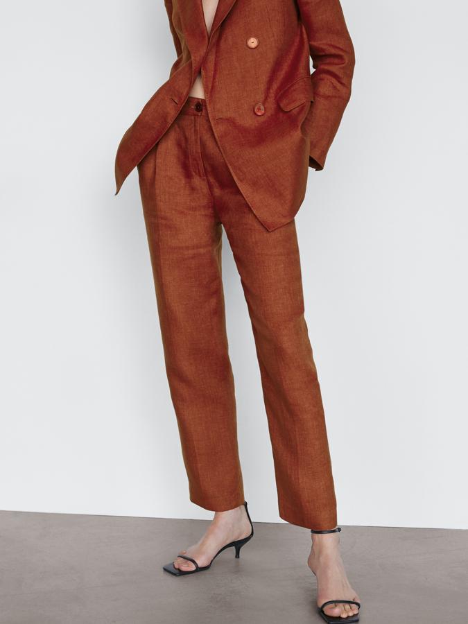 A juego con la americana, este pantalón de lino sostenible de Massimo Dutti en color terracota es de corte recto y viene con dos bolsillos laterales. Tiene un precio de 39,95 euros y podemos encontrarlo entre las tallas 34 y 44.