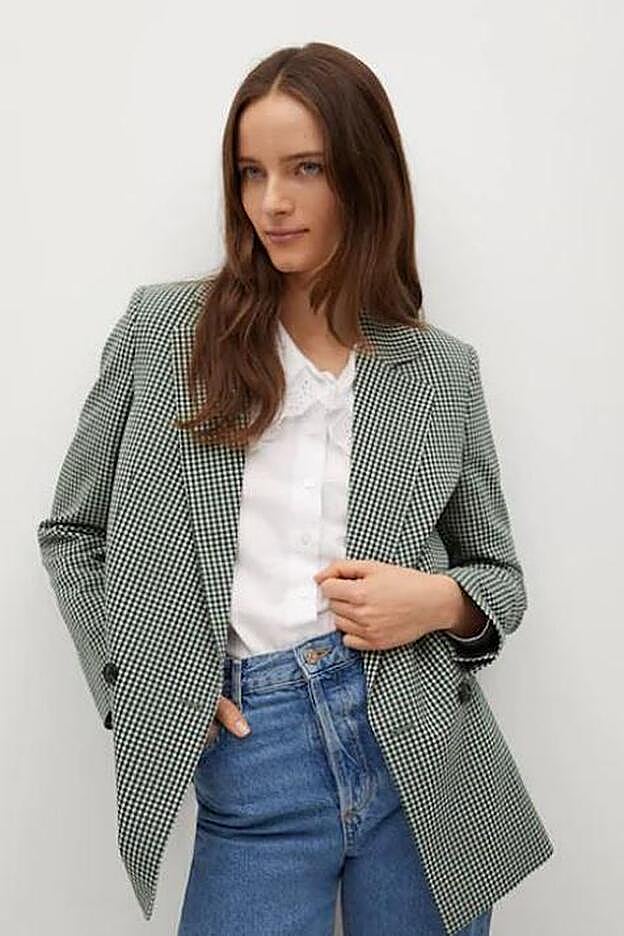 Blazer de cuadros vichy de Mango.