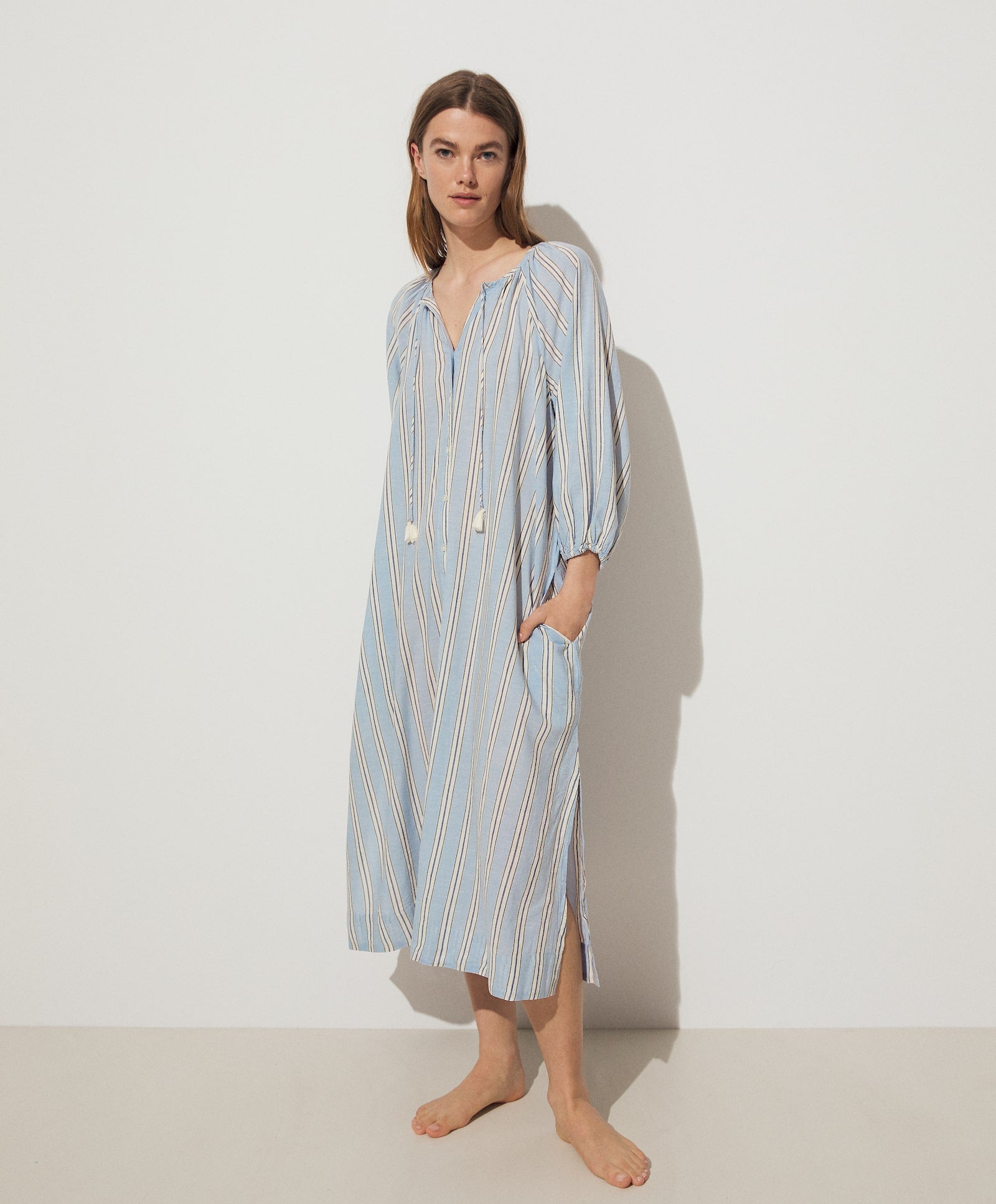 Caftán tipo túnica con estampado de rayas en color blanco y azul bebé. (35,99 euros).