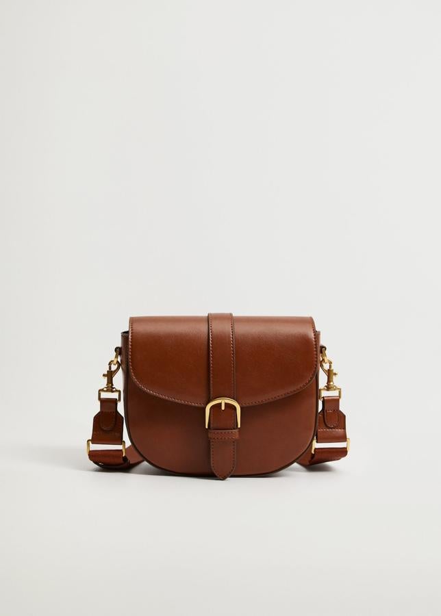 Bolso color cuero con hebilla dorada de la nueva colección de Mango (29,99 euros)