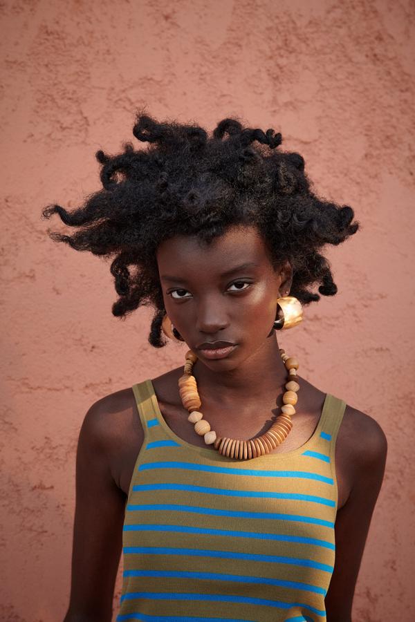 Top de punto con rayas azules de la nueva colección de primavera de Zara (15,99 euros)