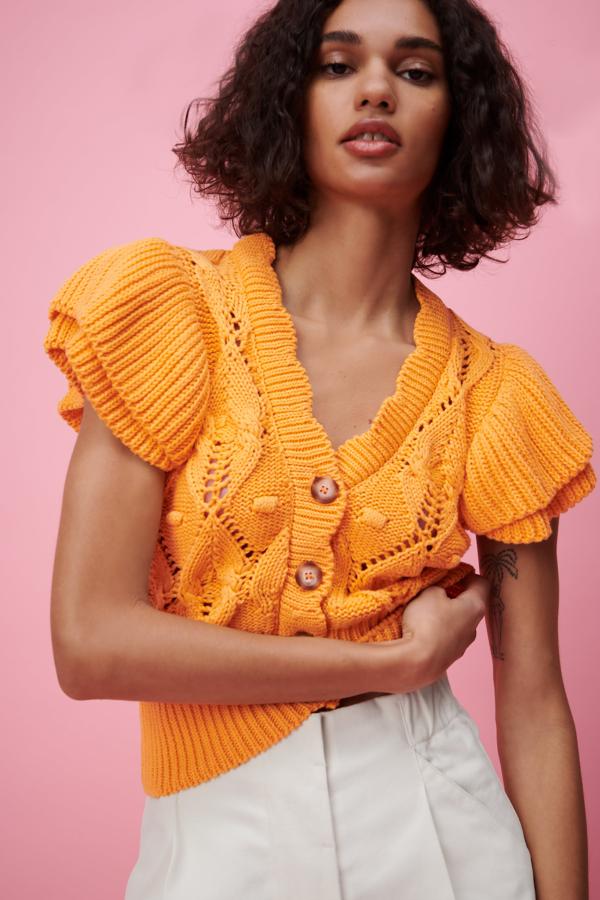 Chaqueta de manga corta en color naranja de la nueva colección de Zara (22,99 euros)