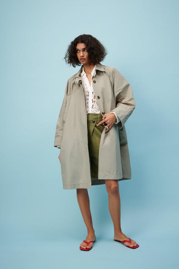 Gabardina oversize de la nueva colección de primavera de Zara (69,99 euros)