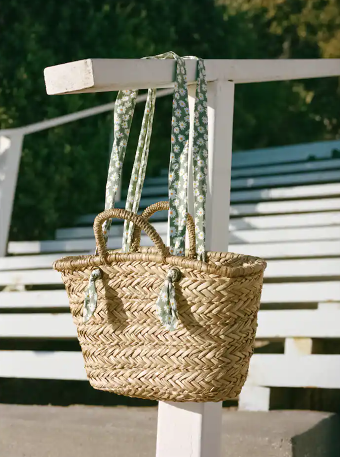 Bolso de rafia con asas estampadas con flores de Pull & Bear (22,99 euros)